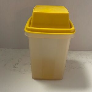 1970's Tupperware Pick-A-Deli Vintage Yellow / Clear - 1332-8 Pickle Elevator